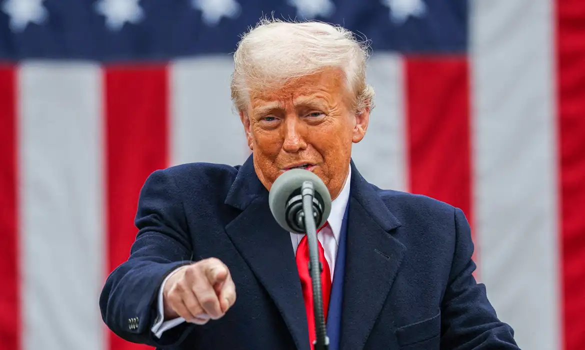 Leia mais sobre o artigo Trump ameaça países que se alinhem ao Brics com tarifa de 10%