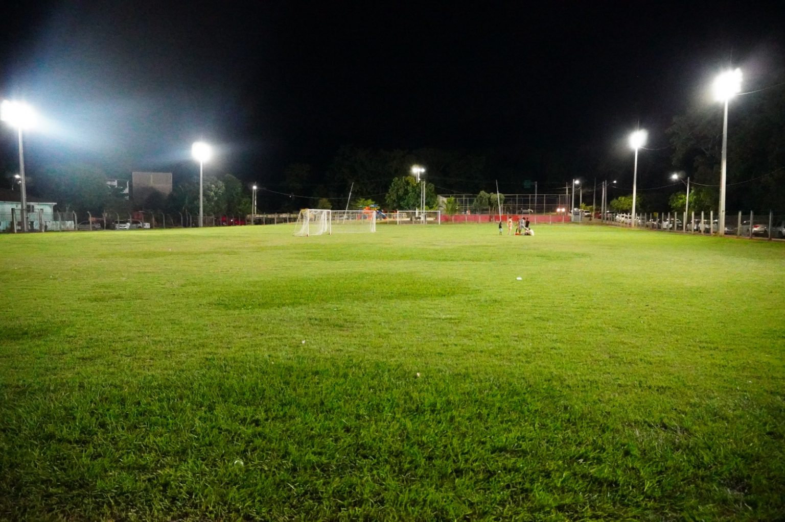 Leia mais sobre o artigo Prefeitura de Castelo inaugura iluminação do campo de futebol do bairro Niterói