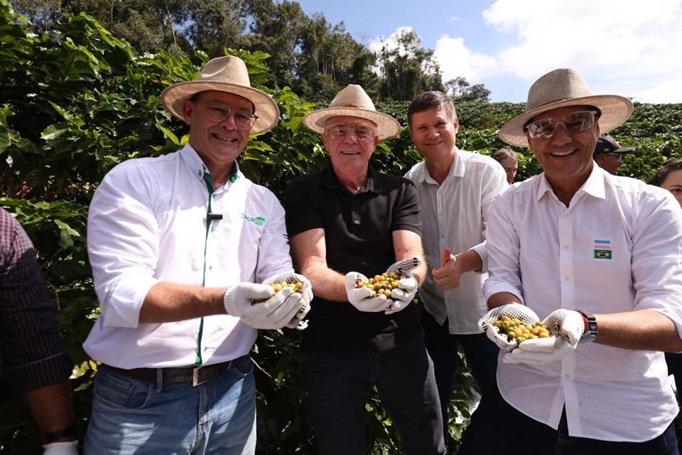 Leia mais sobre o artigo Governador realiza abertura oficial da colheita do café arábica no Espírito Santo