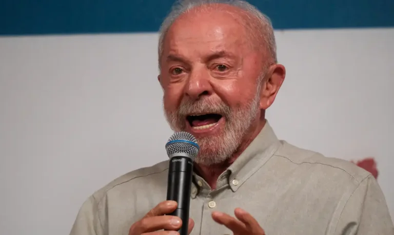 Lula aceita proposta de Flávio para quebra de sigilo bancário, e o candidato do PL se cala